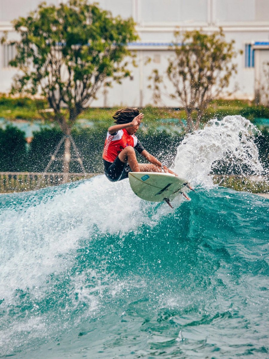 SurfTownWanning's tweet image. The weekend wave pool is ruled by pure speed and power. #Surfers from around the globe gather here to charge the waves. Every pop-up, cutback, and turn sends not just water flying, but also ignites the poolside crowd into roaring cheers and waves of energy.🏄🏄