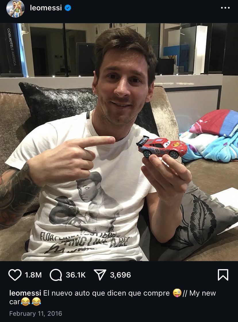 2016 انتشرت شائعات ان ميسي اشترى سيارة فيراري ب32 مليون في مزاد مع رونالدو

رد ميسي ببوست قال: هذي هي السيارة اللي يكتبون اني شريتها💀