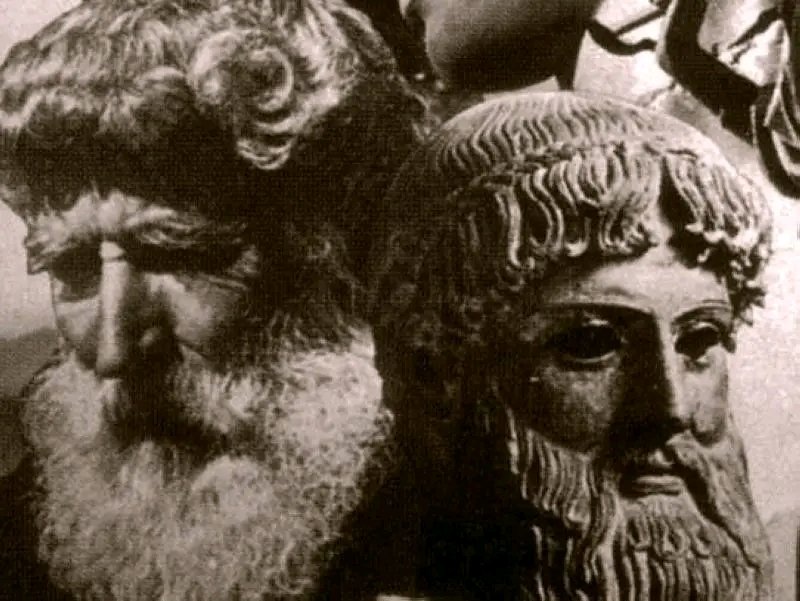 Αριστερά ένας Ελληνας βοσκός, δεξιά άγαλμα του Δία (Ποσειδώνα).
Ή αλλιώς, η σημασία του DNA.