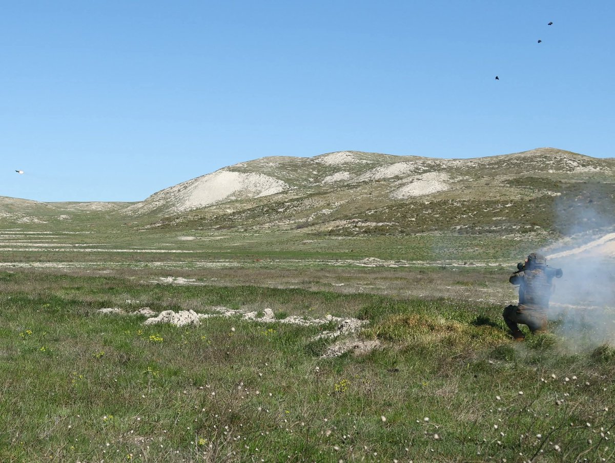 FUTER_ET's tweet image. El personal de las Unidades del
#MACA _ET, además de los ejercicios de propios de Artillería, se instruye en el manejo de diferentes tipos de armamento en el ejercicio Gazola’26.
Preparación, precisión y disciplina para garantizar la máxima operatividad. 
#SomostuEjército