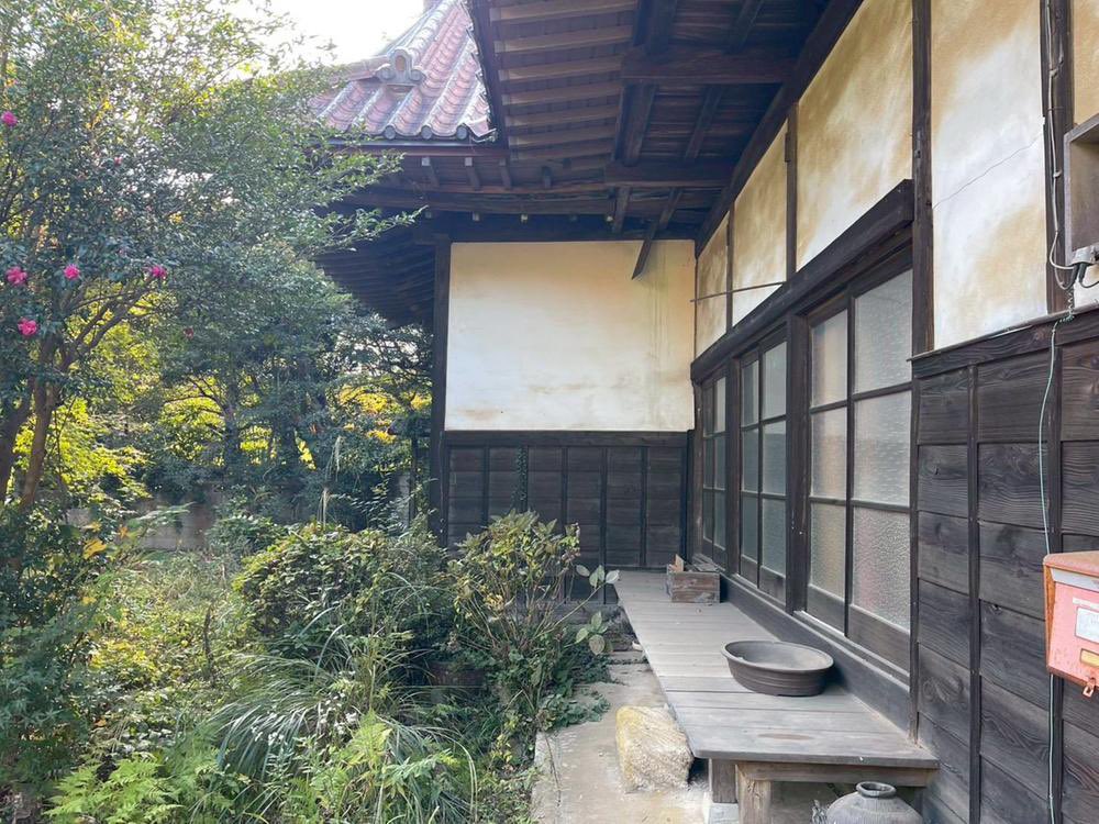 千葉県印西市に江戸時代に建てられた屋敷が売り物件で出ています。
鳥羽小左衛門の旧宅で名主でもありながら灸院をされていたそうです。
長屋門と式台玄関から格式の高さが伺えます。
千葉県立中央博にこの屋敷を描いた印旛八景の絵も残っています。
suumo.jp/chukoikkodate/…

chiba-muse.or.jp/NATURAL/specia…