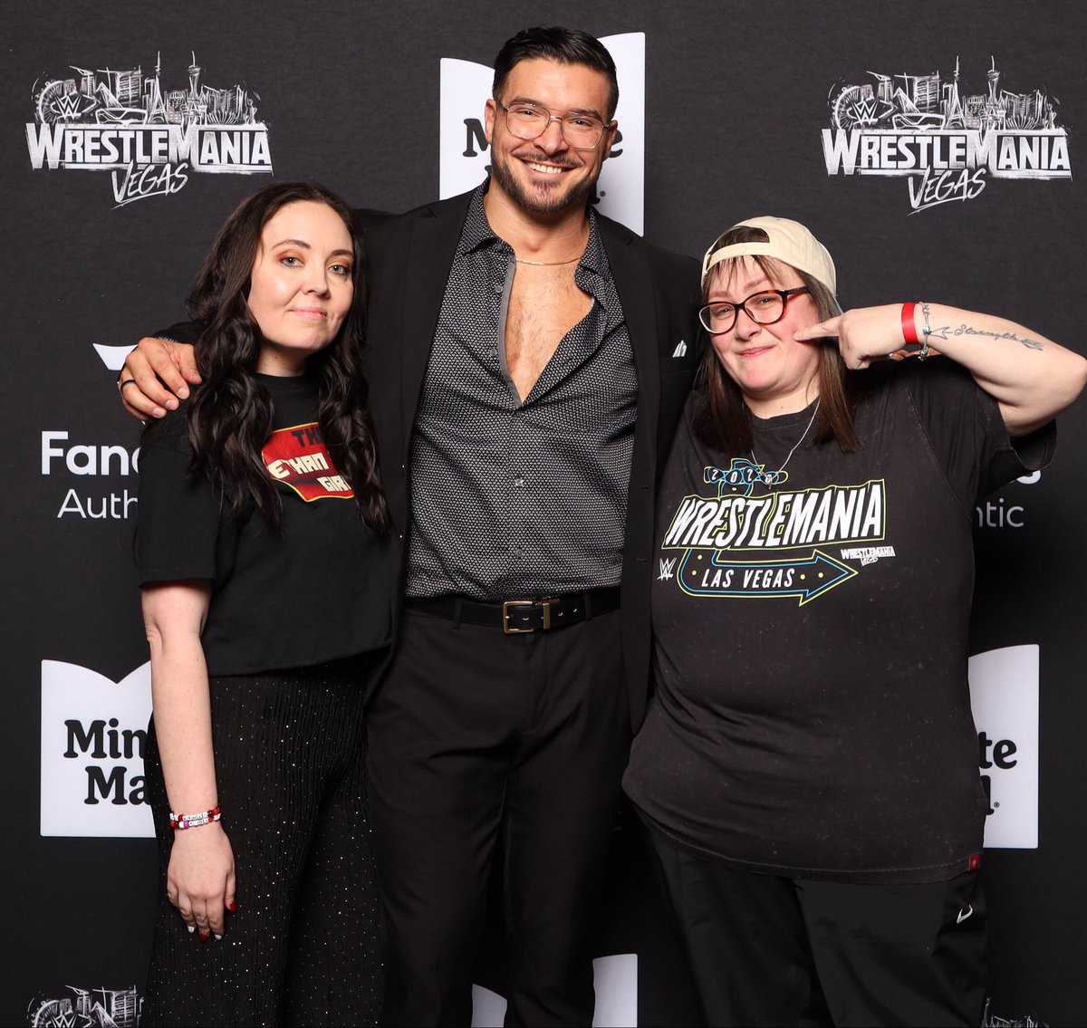 Heyyitsrenaee's tweet image. We went back to Ethans line so that my best friend could get him to write a tattoo for her, which he did, and he said to get a photo with us three. Also we were the last ones in line 😂❤️ #myfav