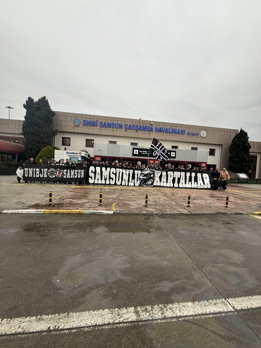 SamsunKartallar's tweet photo. Bazıları Kupalara Bazıları Şampiyonluğa

Şanlı Beşiktaş’ımızı Samsun’da Karşıladık https://t.co/JZgn0zOX84