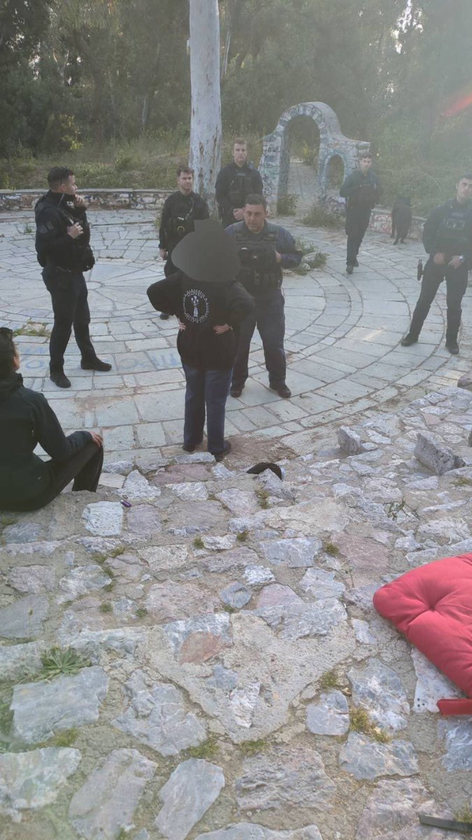 bernabeo2022's tweet image. Πριν λίγο έγινε απόπειρα εκφοβισμού της συνέλευσης του λόφου Στρέφη, από συμμορία της ΟΠΚΕ. 
Αφορμή ήταν επειδή τους φώναξαν να φύγουν από το χώρο της συνέλευσης.

#αθηνα #antireport