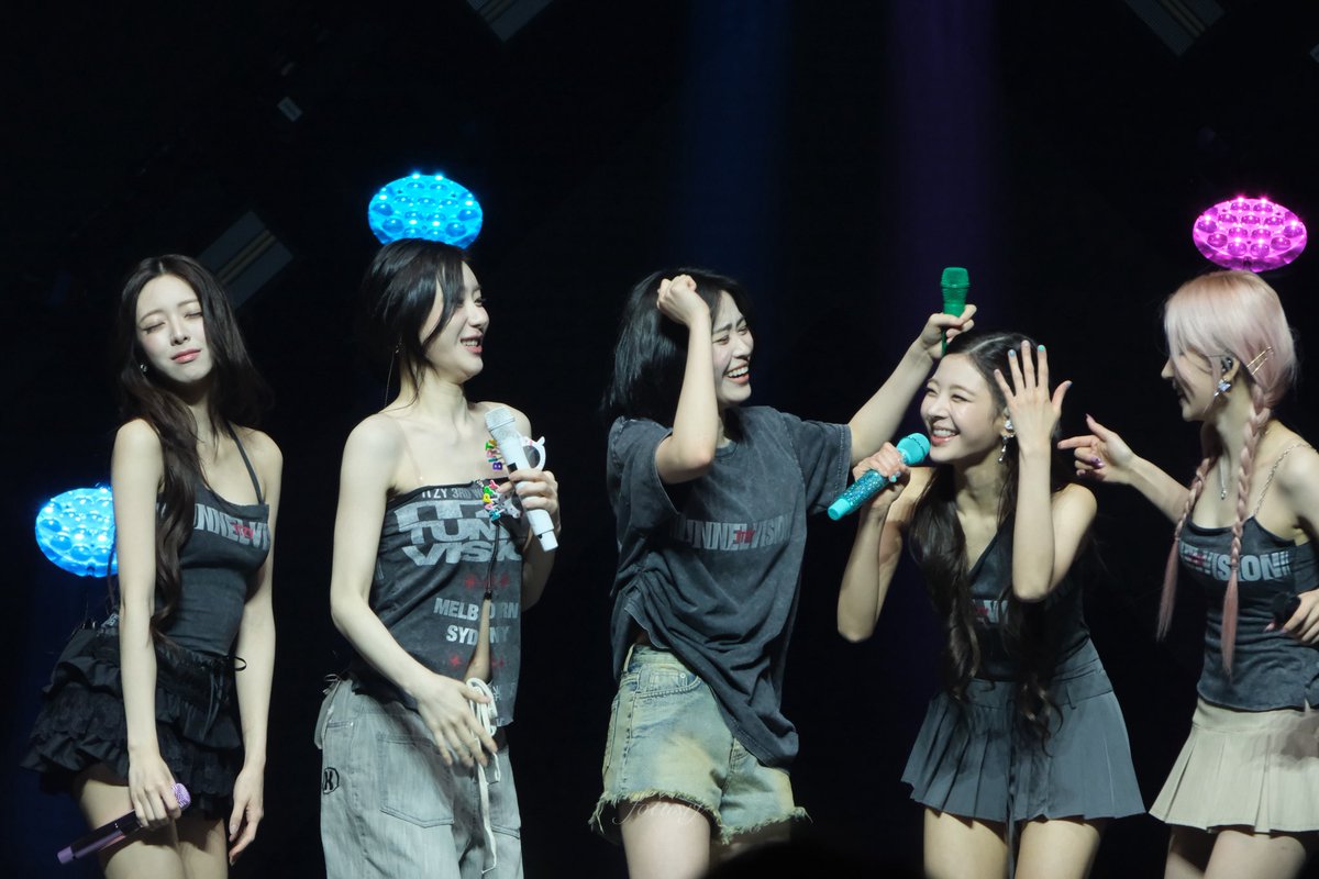 260417 ITZY 3rd World Tour Tunnel Vision in Melbourne 

5명이서 행복한 모습 너무 좋았고 매 공연을 즐긴 게 너무 좋았습니다🥺

#ITZY #있지 
#YEJI #예지
#LIA #리아
#RYUJIN #류진
#CHAERYEONG #채령
#YUNA #유나
<a href="/ITZYofficial/">ITZY</a>