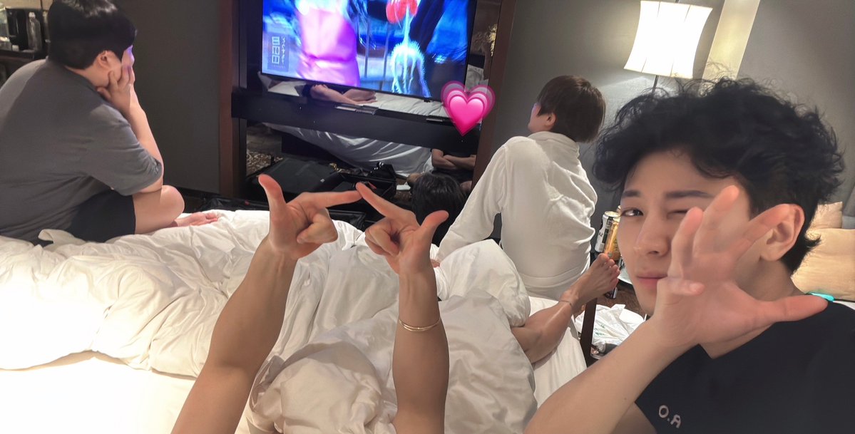 🐿: jinani hyung debut on japanese's variety showㅎㅎㅎㅎ
🐿: we gathered at jiwon's roomㅋㅋㅋㅋㅋ

they all watching it together! so cute!