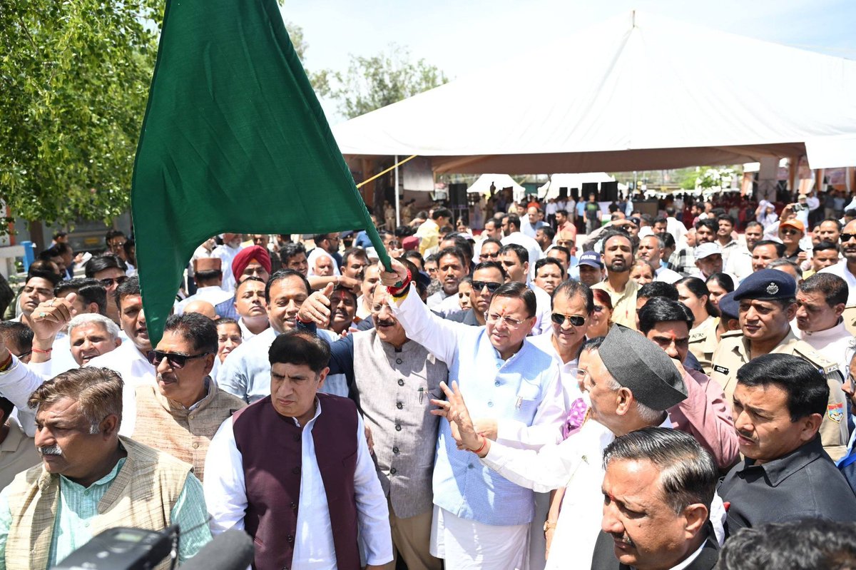 airnewsalerts's tweet image. #Uttarakhand: Char Dham Yatra will formally commence with the opening of the portals of Gangotri and Yamunotri in Uttarkashi district tomorrow. 

Chief Minister @pushkardhami flagged off buses for the Yatra from Rishikesh today. 

Speaking on the occasion, he said ensuring