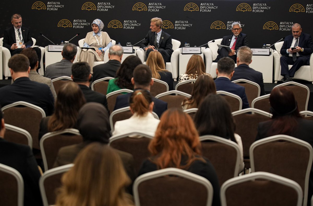 FatmaMericYlmaz's tweet photo. Antalya Diplomasi Forumu kapsamında gerçekleştirilen “Erişim reddedildi: İnsani yardım faaliyetlerinde yapay engelleri aşmak” başlıklı panelde, insani yardıma erişimin yalnızca lojistik bir mesele değil, doğrudan insan hayatını ve onurunu ilgilendiren temel bir sorumluluk olduğunu bir kez daha güçlü şekilde ifade ettik.

Bugün dünyanın birçok yerinde insanlar, ihtiyaç duydukları yardıma zamanında ulaşamadığı için derin acılar yaşıyor. Oysa insani yardımın önündeki engeller değil, insanlığın vicdanı konuşmalıdır. Daha adil, daha güvenli ve daha erişilebilir bir insani yardım sistemi için sorumluluğumuzu kararlılıkla taşımaya devam edeceğiz.

İyiliğin, merhametin ve insan onurunun yanında durmayı sürdüreceğiz. #ADF26