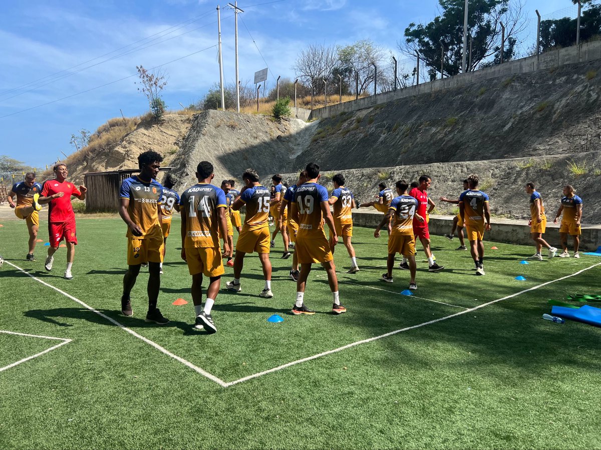 DCuencaOficial's tweet photo. Estamos en Manta y ya pensamos en el partido de este domingo. 💪

El equipo entrenó este sábado, priorizando la recuperación tras el largo viaje. Ahora, el enfoque está puesto en el torneo local.

#VamosCuenca 🔴⚫️ https://t.co/hIaxouPkSP