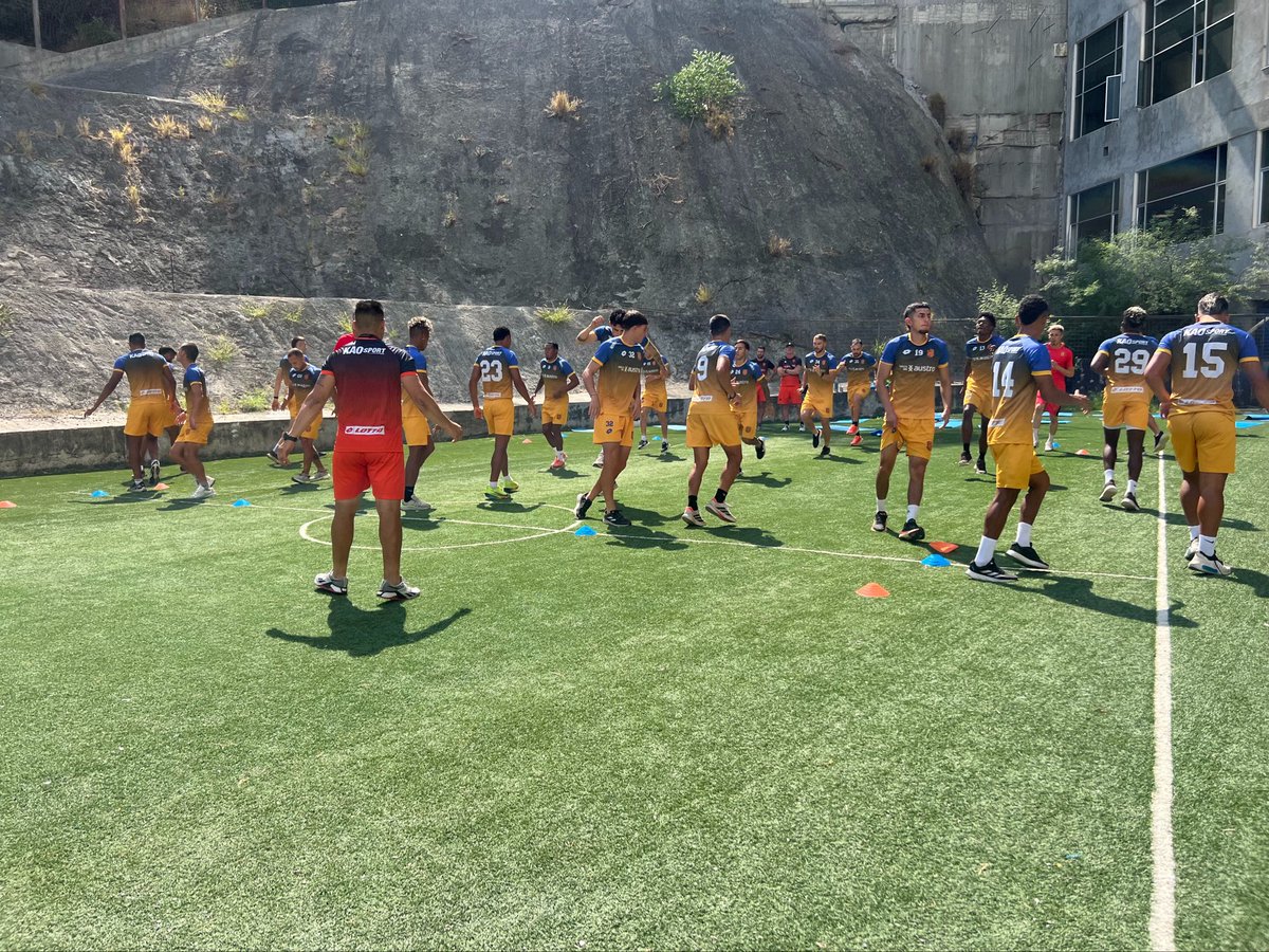 DCuencaOficial's tweet photo. Estamos en Manta y ya pensamos en el partido de este domingo. 💪

El equipo entrenó este sábado, priorizando la recuperación tras el largo viaje. Ahora, el enfoque está puesto en el torneo local.

#VamosCuenca 🔴⚫️ https://t.co/hIaxouPkSP