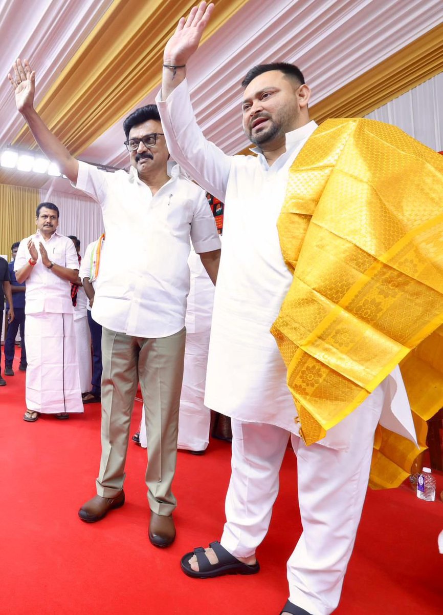 timesofindia's tweet image. #InPics | MK Stalin welcomed Tejashwi Yadav to Tamil Nadu, saying the alliance stands united for social justice and is ready to defeat divisive forces while shaping a just and united India.
#MKStalin #TejashwiYadav #TamilNadu #DMK #RJD