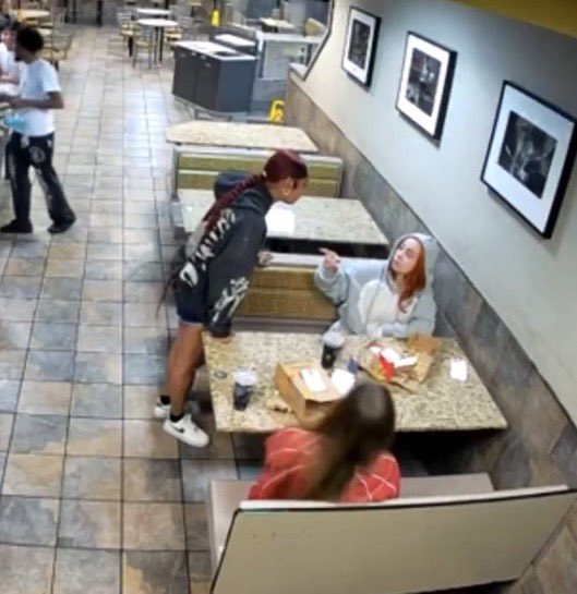 McDonald’s’ta dayak yiyen Ice Spice:

“Köfteci Yusuf’da olsaydım yemezdim.”