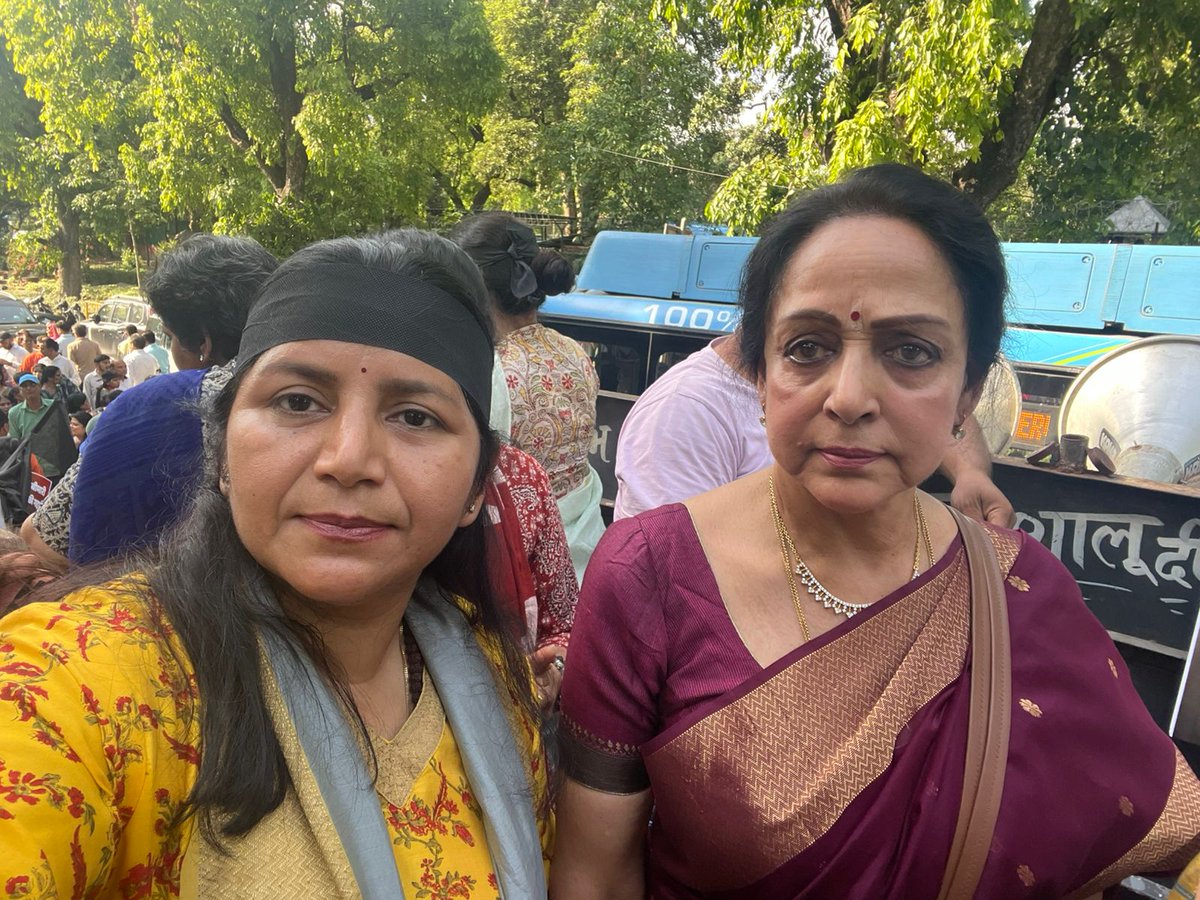 BJPMM4Delhi's tweet photo. कांग्रेस द्वारा 33% महिला आरक्षण का विरोध सिर्फ एक बिल का विरोध नहीं, बल्कि नारी सम्मान की अनदेखी है।

दिल्ली में मां प्रदेश अध्यक्ष श्री @Virend_Sachdeva जी के नेतृत्व में म मो @richapandey  की टीम ने नारी शक्ति ने @RahulGandhi के निवास पर प्रचंड प्रदर्शन कर अपनी आवाज़ बुलंद की। https://t.co/L4C9wvSQGi