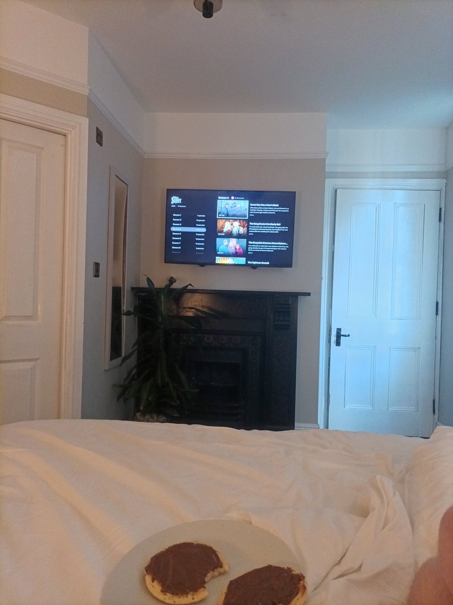 quietdouble's tweet image. its always sunny and nutella pancakes and bed at 5pm #HEAVEN #FUCKGOINGOUTSIDE