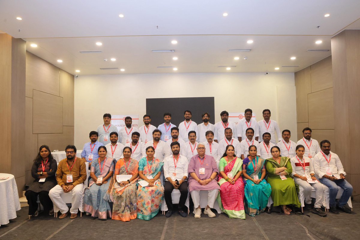 KiranRoyaljsp's tweet photo. పవన్ సైన్యం! 

జనసేన పార్టీ బలోపేతం ,పార్టీ సిద్ధాంతాలు తీసుకెళ్లడానికి  సైన్యం సిద్ధం చేసిన పవన్ కళ్యాణ్ గారు...

 అధికార ప్రతినిధి వర్క్ షాప్ లో పాల్గొన్న 
తిరుపతి జనసేన ఇంచార్జ్ కిరణ్ రాయల్.. https://t.co/EeTbQksEvo