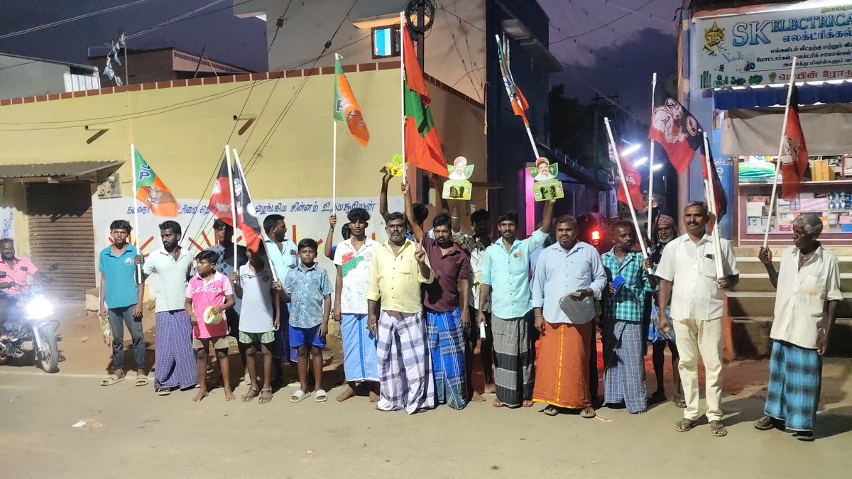 TRajeshbjp's tweet photo. #தேசிய_ஜனநாயக_கூட்டணி  சார்பாக தென்காசி சட்டமன்ற தொகுதியின் வெற்றி வேட்பாளர் அண்ணன் திரு Selvamohandas Pandian    அவர்களுக்கு #இரட்டைஇலை  சின்னத்தில் மேலப்பாவூர் ஊராட்சியில் வீடு வீடாக வாக்கு சேகரித்த தருணம்..🙏
@BJP4TamilNadu 
@BJP4_tenkasi https://t.co/557VRqWDB3