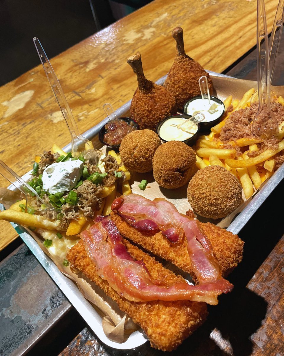 vilatarego's tweet photo. O POV que você queria estar vivendo agora. 🤤

Lugar de gente de verdade, burger de respeito e aquela liberdade que só a nossa Vila tem.

Só vem que a abundância é de lei!
#VilaTarego #Taregar #BrasiliaGourmet #PetFriendly https://t.co/DexJmwAF8u