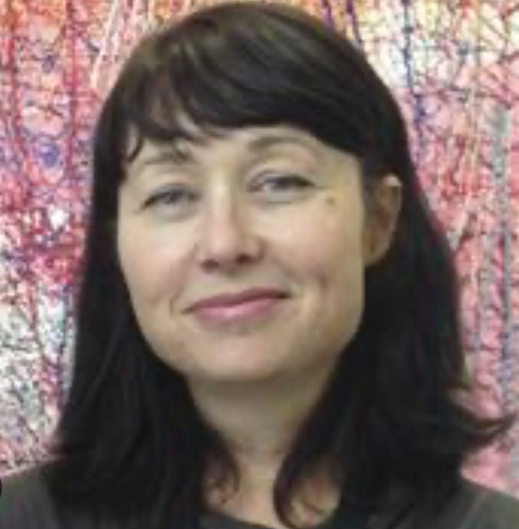 #مرباع_الأربعاء  يعد كتاب (السينما تتفلسف - Film Theory: It's Philosophy and Culture) للباحثة الأسترالية فيليسيتي كولمان من المراجع الهامة التي تدرس العلاقة العضوية بين الفكر الفلسفي واللغة البصرية.
تحاول  كولمان تتبع الممرات السرية التي تربط حقل الفلسفة بحقل السينما، بدءاً من