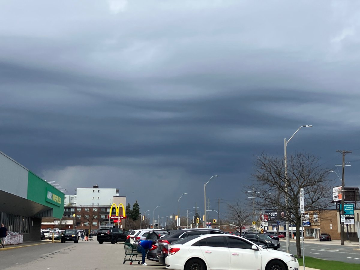 AdamWeather0's tweet image. WOAH! Ominous dark cloud for approaching showers in #Hamilton! #ONwx #ONStorm