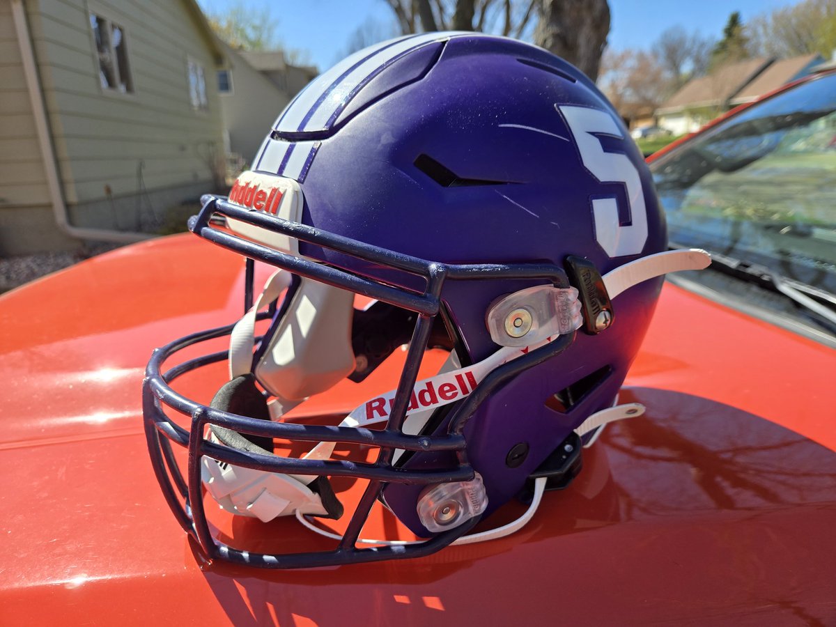 SDakotahelmets's tweet photo. Huge shout out to @coach11sweet for the awesome Belle Forche Broncos helmet. This is the furthest west helmet I have received &amp; the 1st Speed flex.  Thank you again! @sdfbca @sdhsca #helmetcollector #sodakfootballhelmets https://t.co/jX0xKefT0B