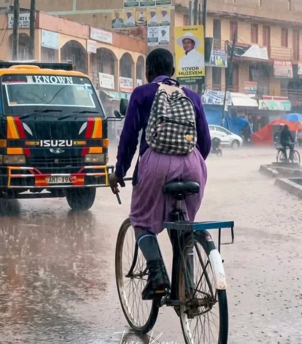 applebwoyradio's tweet image. I would start by appreciating the parents that were able to provide this bicycle to enable her reach at school in time .

#woman .