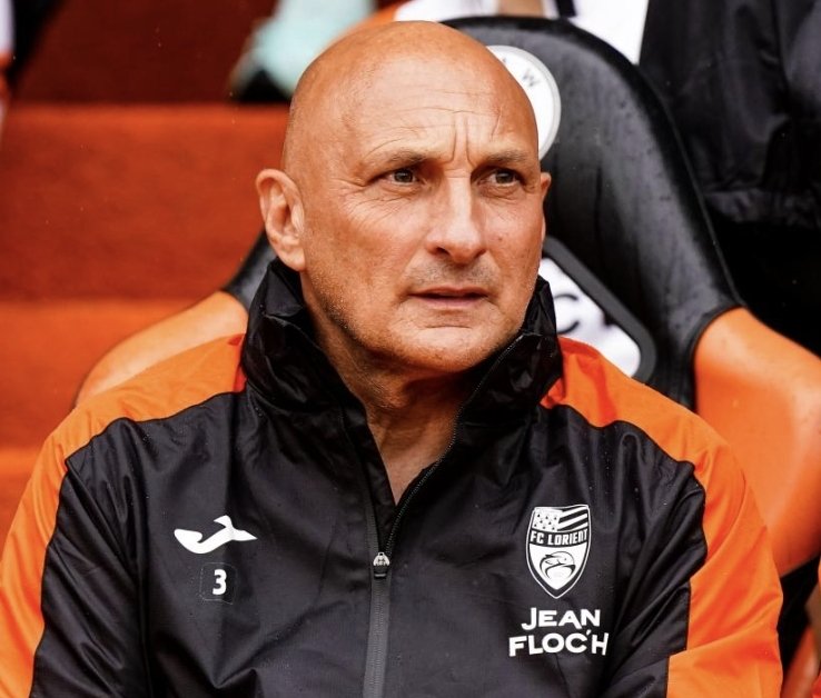 Cet homme aura donc battu à 3 reprises cette saison le grand Habib Beye 😃😃😃😃
8 buts pour.
Zéro contre.
Pas prolongé par le <a href="/FCLorient/">FC LORIENT 🐟</a> tellement il est mauvais (sic)
Et pourtant, qui est le chouchou des médias ? 
#FCLOM