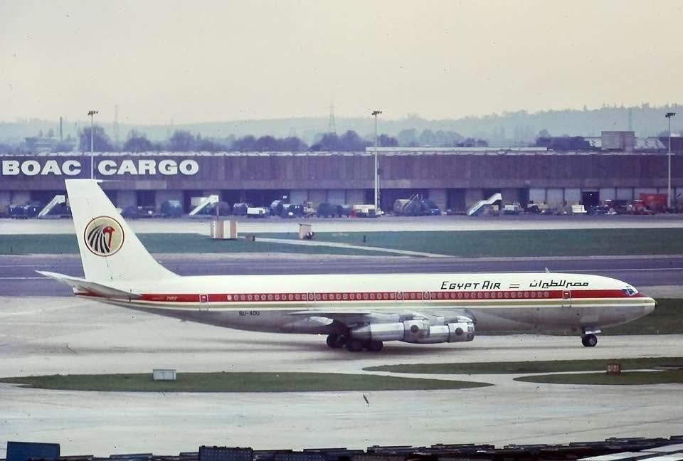 n194at's tweet image. Egypt Air 
Boeing 707-366C SU-AOU
LHR/EGLL London Heathrow Airport 
Date: 1970s
Photo credit Peter Barford 
#AvGeek #Aviation #Airline #AvGeeks #Boeing #B707 #EgyptAir #LHR #London @HeathrowAirport @EGYPTAIR