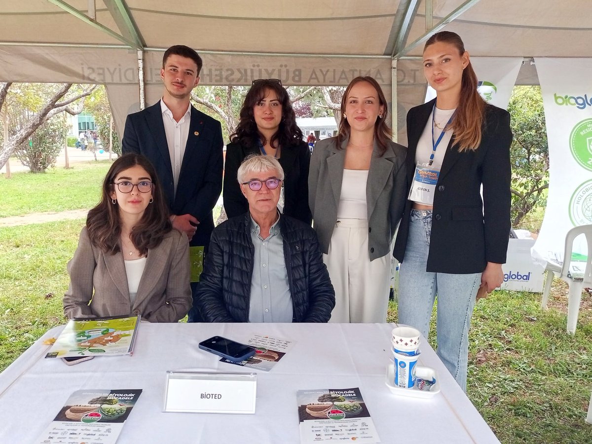 BiotedTr's tweet photo. Akdeniz Üniversitesi Ziraat Fakültesi ev sahipliğinde bu yıl dördüncüsü düzenlenen "Growtech Kampüste" etkinliğinde üniversiteli gençlerle bir araya geldik ve öğrenci arkadaşlarımızın dikkatini biyolojik mücadeleye çekmeye çalıştık. Genç meslektaşlarımıza başarılar diliyoruz. https://t.co/439Xa0kOCt