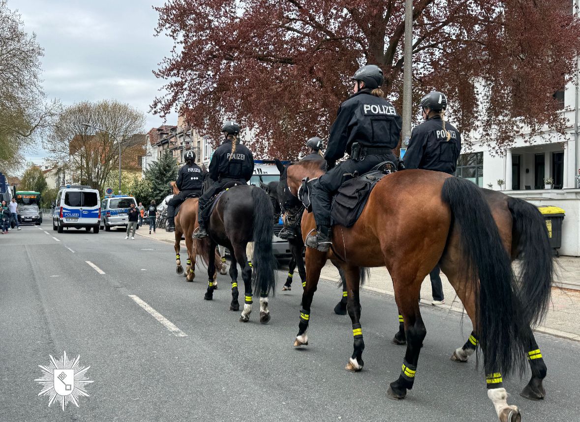 BremenPolizei's tweet image. Selbst Vierbeiner haben es sich heute nicht nehmen lassen und sind nach #Bremen gekommen. Ein großes Dankeschön an die Kolleginnen und Kollegen der @PolizeiHamburg, die heute unterstützen. 

// #Polizei #SVWHSV