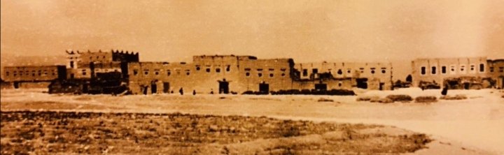 "ثقافة"

تتميز مدينة صلالةبالبيوت القديمة الكبيرة!و مسميات تدل على رخاءموروث!
وتتكون من:
الدرب>حوش به بئرماء
دورأرضي>دهاريز
دورثاني>حُجربمسميات المحضرة،المحلة المربعة، المطول
دورثالث>القصر
السدة:باب البيت
الضيقةوالرقادة:الدرج
المسخن:المطبخ
المطهر:حمام

*معاني:
دهريز:مخزن
حُجر:غرف