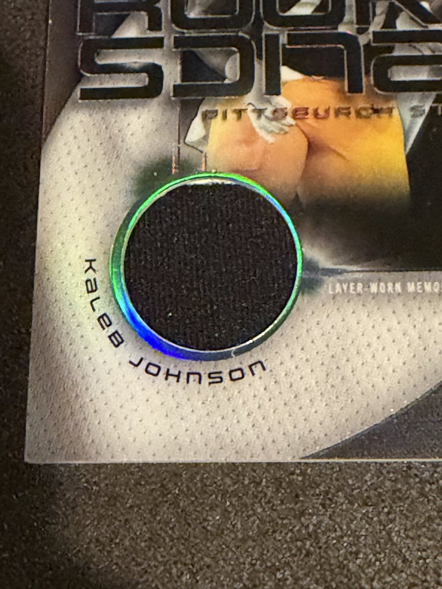ErickPuzan's tweet photo. Hey @Topps @Fanatics I think you forgot a couple cards in this pack…first pack opened only weak patch card, patch isn’t even cut right 😒 https://t.co/4VTDosLEPl