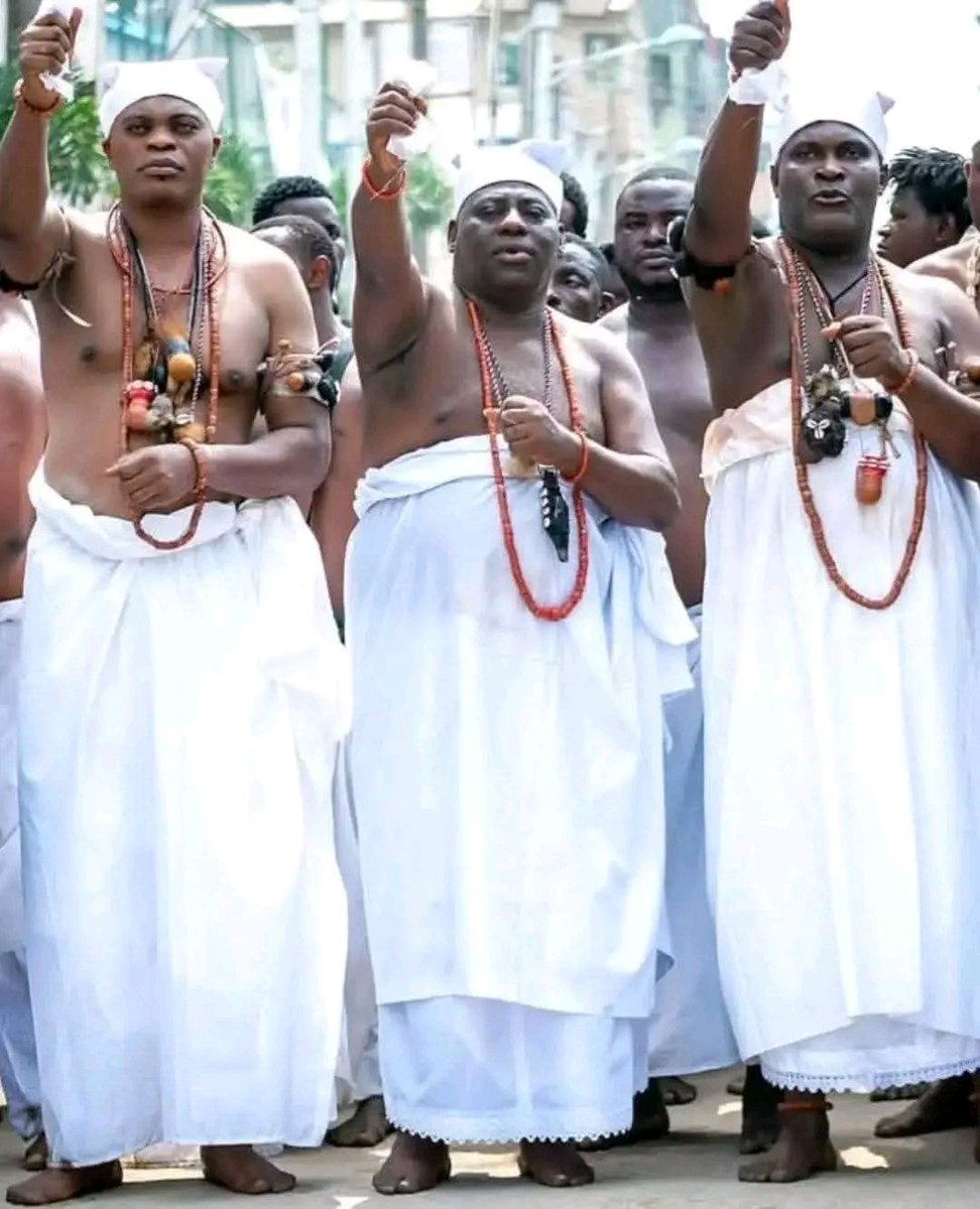 Lagos chiefs are paying their respects to the Oba of Benin. 

Oba gha to kpe re, Ise.........
