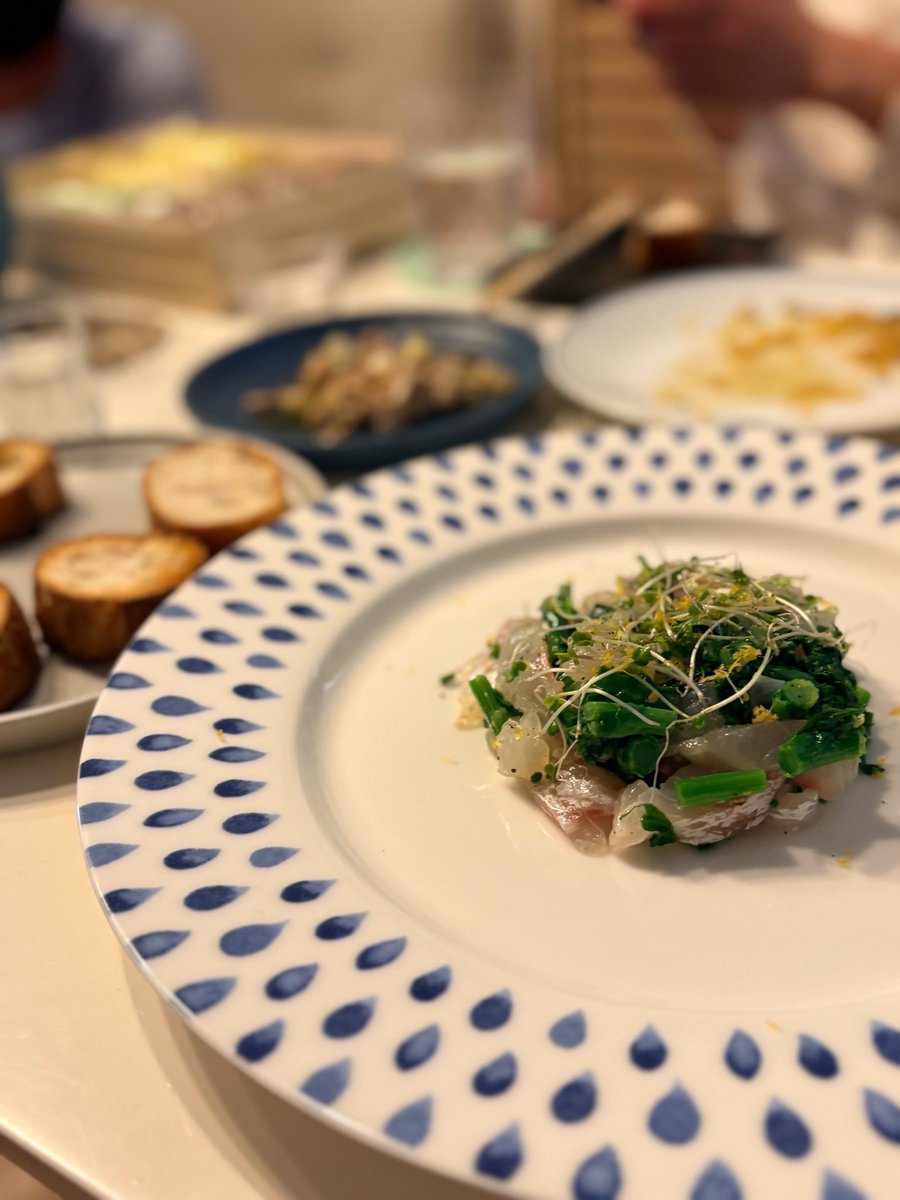 ArPspo2i's tweet photo. お酒の頻度を週1にし、（ただしどれだけ飲んでも良い）運動と食事のバランス見直しただけで1年で10キロ近く痩せた！！
高校〜大学くらいの時の体型に戻ってきた。血液の数値も見違えてハッピー🍷 https://t.co/IsVfnPJnN9