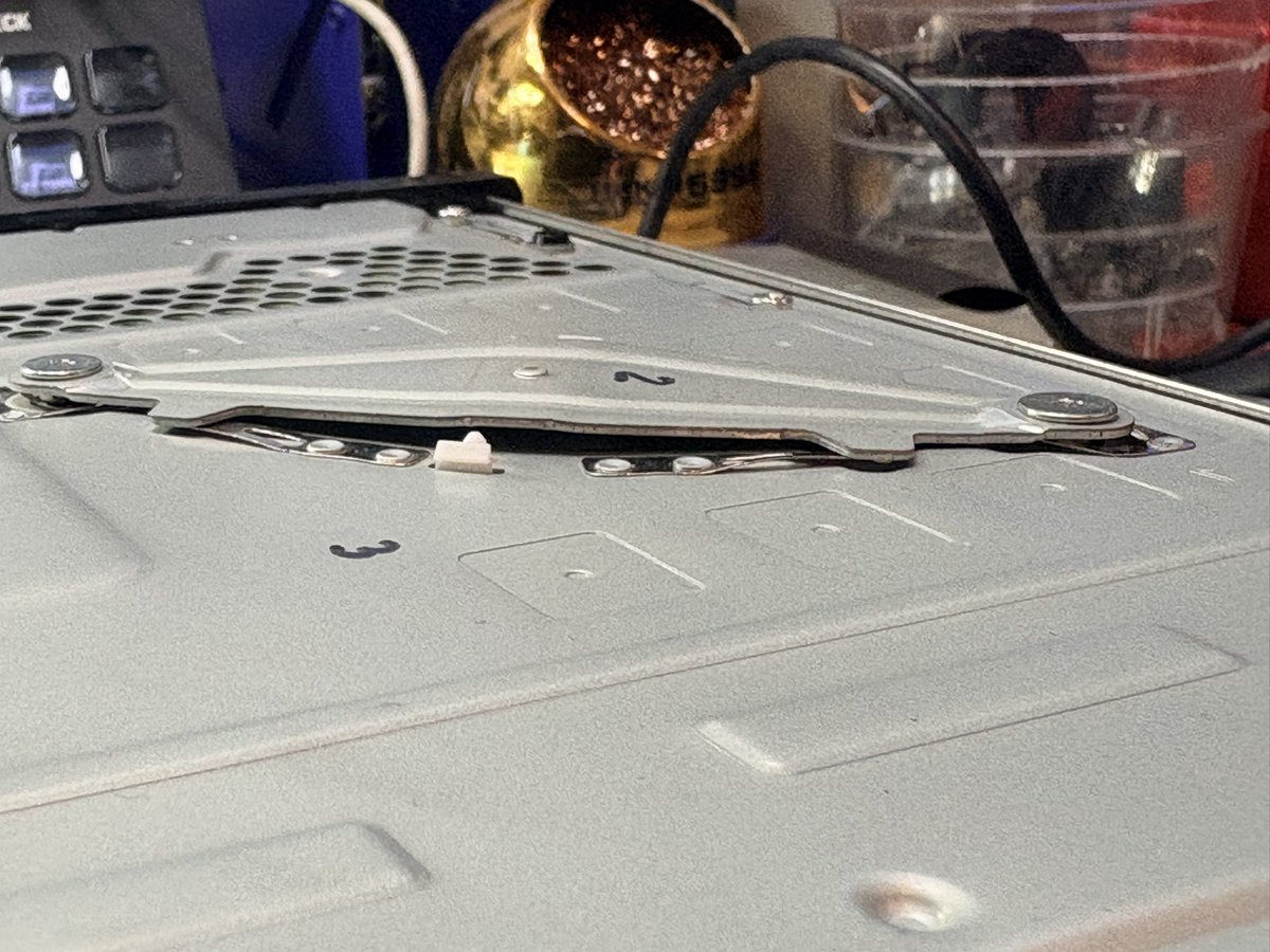 Banzai_Edition's tweet image. PS4 mal remonté par thermique pas changer. fait attention elle a était sauvé de justesse. #ps4 #ilovemyconsole