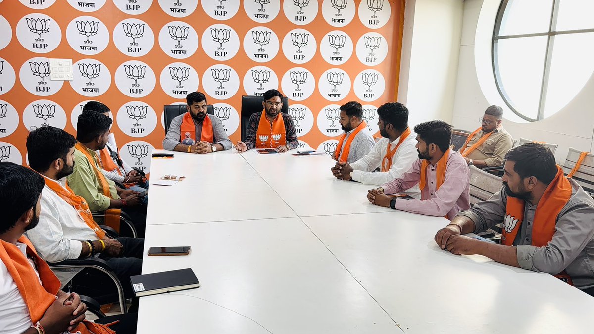 ParthbhaiV's tweet photo. આજ રોજ જુનાગઢ જિલ્લા કાર્યાલય ખાતે સ્થાનિક સ્વરાજ્યની ચૂંટણી તેમજ આગામી કાર્યક્રમોને ધ્યાને રાખી જુનાગઢ જિલ્લા યુવા મોરચાની બેઠક યોજી.જેમાં જિલ્લા યુવા મોરચાનાં અધ્યક્ષ ધનશ્યામભાઇ કાટોડીયા, મહામંત્રીશ્રીઓ તથા ટીમ ઉપસ્થિત રહયા અને માગઁદશઁન મેળવ્યુ. https://t.co/aWu7PJoE4B
