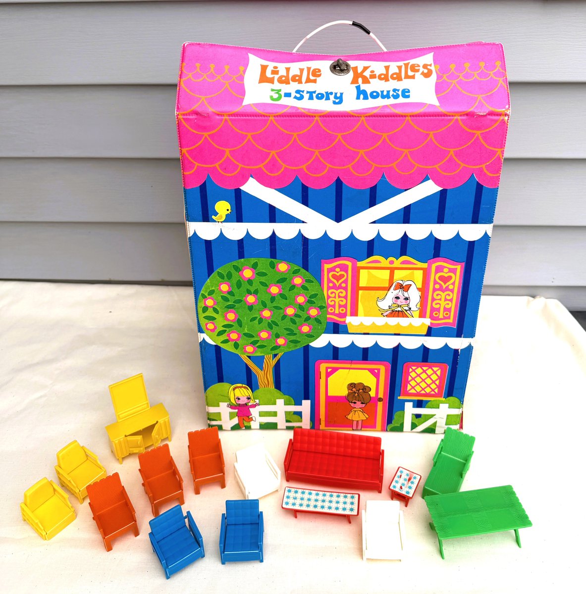 rusticrelics04's tweet photo. Vtg 1968 Mattel Liddle Kiddles 3-Story Dollhouse + Furniture https://t.co/rHGXYoHyuO #eBay via @eBay #midcenturytoys #raretoys #vintage #vintagetoys #1960stoys #1968mattel #mattelvintage #liddlekiddles #dollhouse #vintagedollhouse #retrotoys #toycollectors #mattel #60snostalgia https://t.co/XQPAYqwSRj