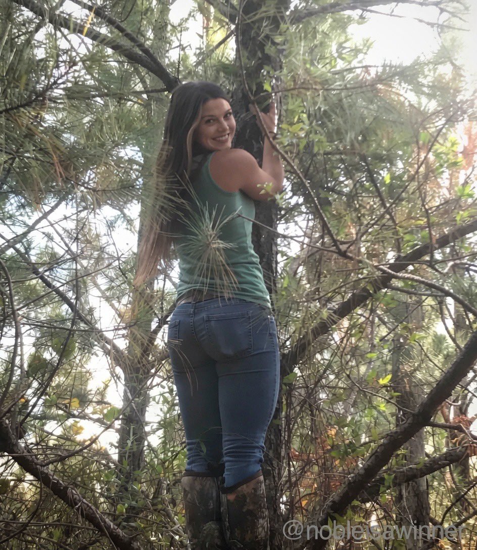 First date idea:

She takes you hunting. 😂 

Are you in? Be honest 

A. YES
B. NO