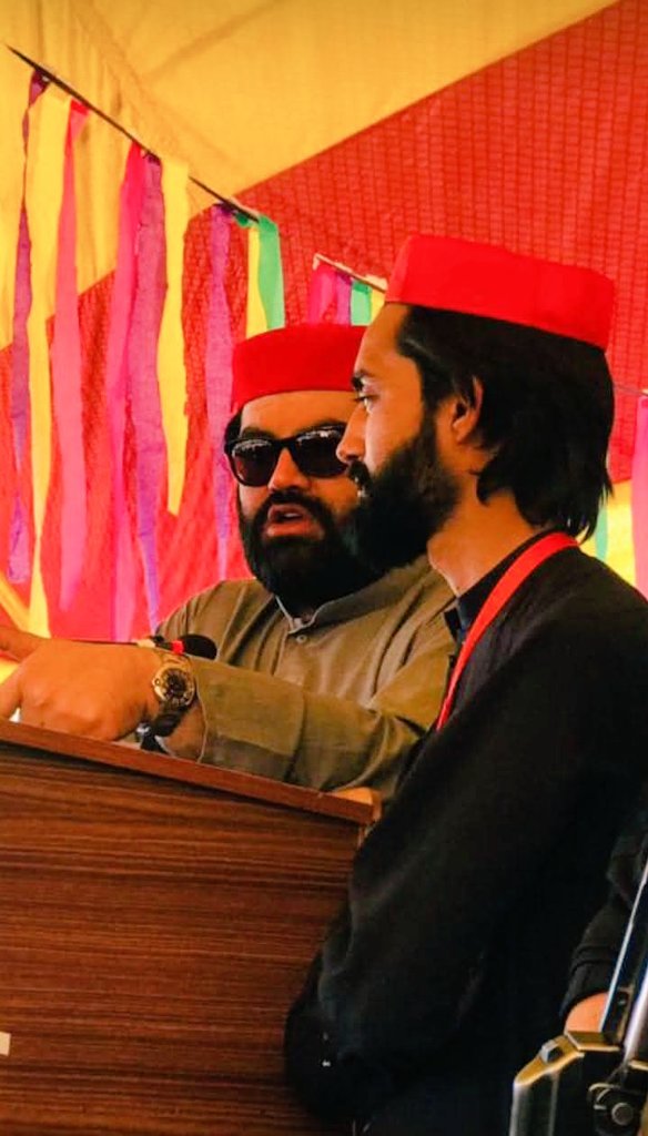 چې جـانـان ځـي پـه کوم لـوري ورپسې ځم
بـس هــم دغــه مـې ده لار دغــه سـفـــر دے
لا تــر اوسـه ئـې لاس نــۀ دے لانــدې شـوے
زيـــار په دې حـقلـه کــۀ وائـې بـخـتـــور دے
ډاکـټـر خــالـق زيـــار
With BOSS <a href="/AimalWali/">Aimal Wali Khan</a>  ❤️