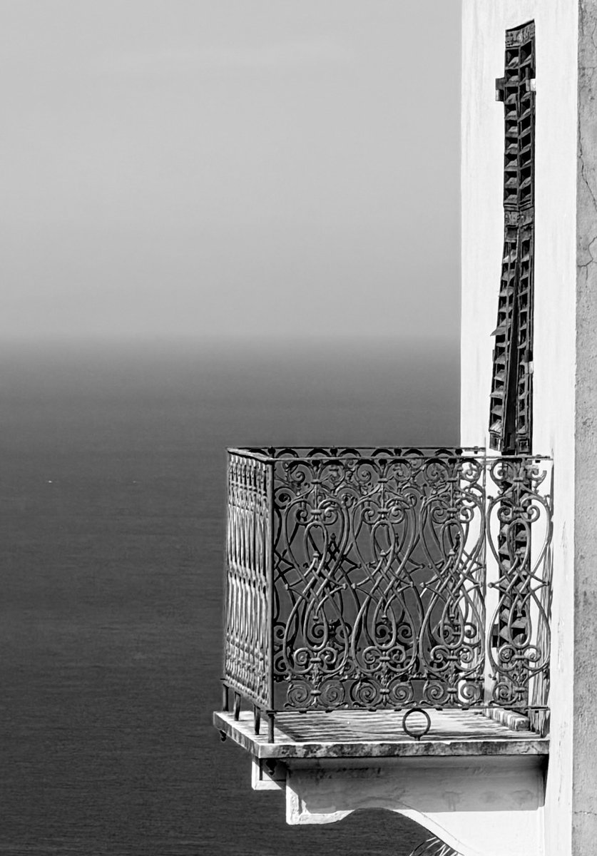Alonein43672278's tweet image. #photography #blackandwhite #sea #terrace #decorations #shutters