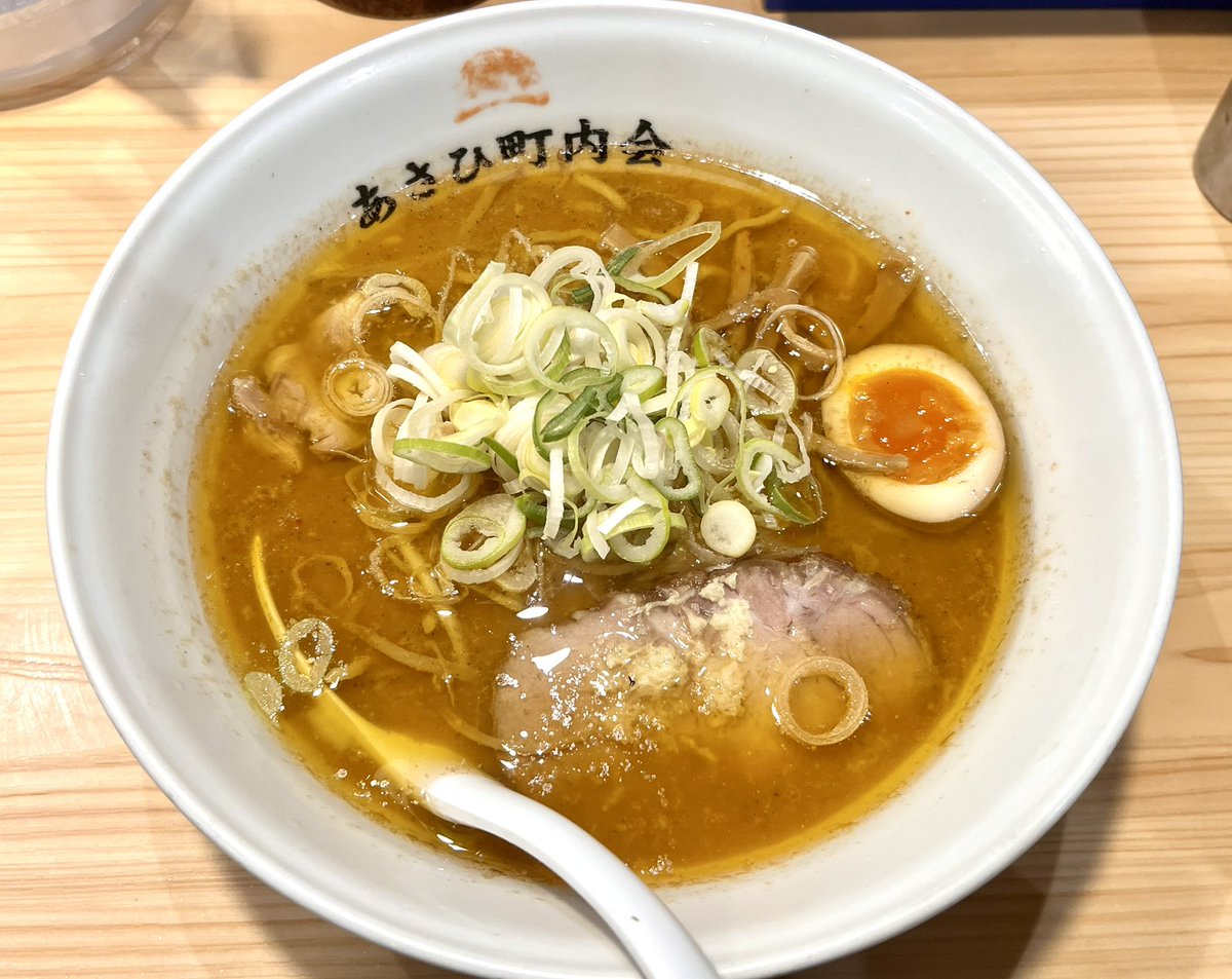 投稿するの忘れてました、4軒目🍜
東京屈指の味噌ラーメンの人気店"あさひ町内会"さんへ初訪問！
"20年前に恋した味噌ラーメン"は濃くてパンチ爆発した札幌味噌✨
ニンニクと生姜が効いた濃厚味噌スープに黄色い縮れ麺が超旨かった😆

[板橋区役所前駅　あさひ町内会　20年前に恋した味噌ラーメン]