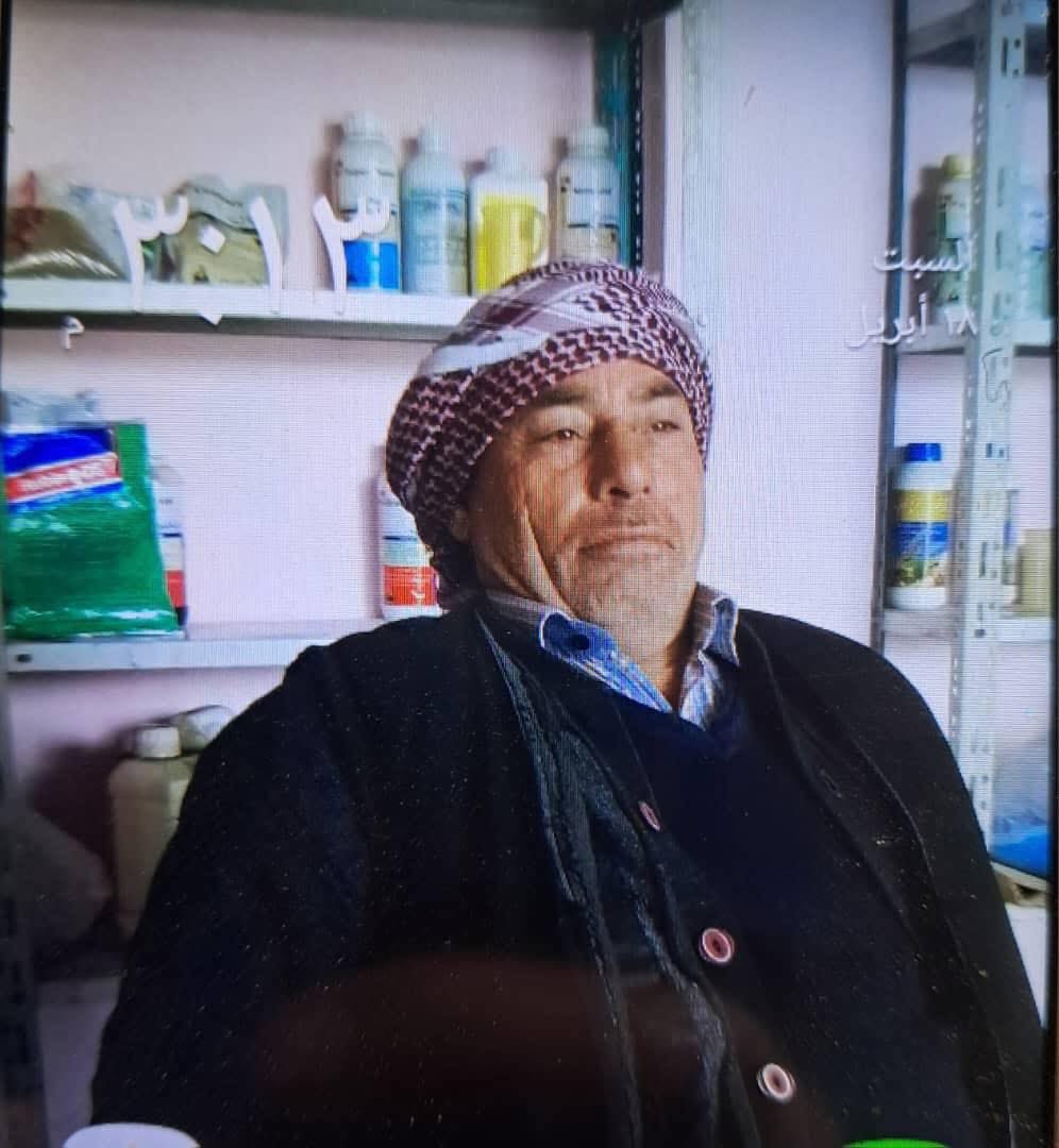 SyrDemObs's tweet photo. 🔴 استشهاد رجل من أبناء الطائفة المرشدية في ريف حمص

🔹#كفرنان | ريف #حمص: استشهاد المواطن المدني "حيدر يونس مصطفى"، 58 عاماً، وهو من الطّائفة المرشدية، وذلك على أيدي مجموعة مسلحة تتبع للنظام الإرهابي، أطلقوا عليه ثلاث رصاصات في الرأس وهو داخل سيارته على الطريق الواصل بين قريتي كفرنان والغجر في ريف حمص الشمالي.

وأفادت مصادر محلية أن الجريمة وقعت حوالي الساعة الواحدة من بعد ظهر اليوم 18 نيسان/أبريل 2026.

وأفاد شاهد عيان، وهو راع من المنطقة، بأنه رأى شخصين على متن دراجة نارية وقد "اقتربا من سيارة المغدور وراحا يطلقان النار عليه، ومن ثم لاذا بالفرار عبر طريق زراعي قريب من مكان الجريمة.

يشار إلى أن المغدور هو الشخص الثال الذي يقتل من نفس العائلة على أيدي مجموعات إرهابية مسلحة تابعة للنظام الإرهابي خلال أقل من عام، إذ قتل شقيقه زاهد يونس مصطفى، وهو متعهد بناء وعمره 66 عاماً، وعثر على جثته ملقاة في منطقةٍ بين قريته كفرنان وقرية تسنين المجاورة في 30 نوفمبر /تشرين الثاني 2025، فيما قتل شقيقهما الثالث مع ثلاثة مزارعين آخرين من القرية بينما كانوا يعملون في أراضيهم في الثالث من مايو / أيار من العام الماضي.

كما قتل مسلحون أيضاً في 27 سبتمبر / أيلول 2025 المدني "أمجد راكان السويد" داخل سيارته في قرية #تسنين فيما كان يحضر مادة الخبز لتوزيعها على أهل قريته كونه معتمداً لتوزيعها في المنطقة.

استشهاد سبعة مدنيين من سكان قرية كفرنان في غضون أشهر قليلة يثير تساؤلات كثيرة بشأن غياب الأمن والأمان في المنطقة، وحول تعمد عدم معالجة مشكلة السلاح المنفلت وجرائم استهداف المدنيين التي باتت تتكرر في أكثر من منطقة.