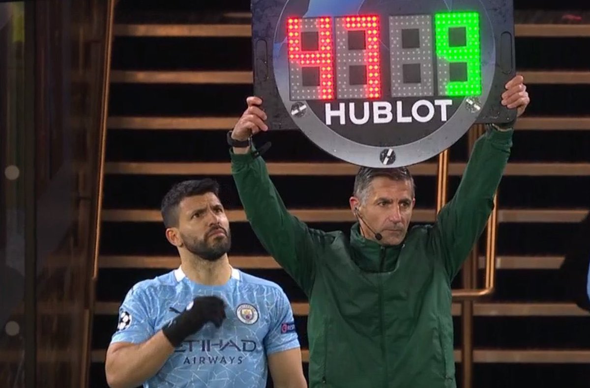 Blueboy1960_'s tweet photo. When the 4th official put Sergio’s number up wrong 👕😉😱 https://t.co/jWbqjPKI2X