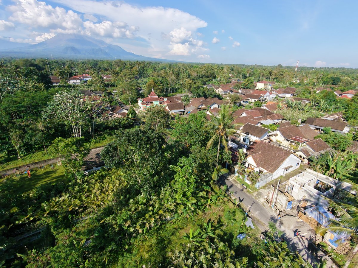 ridwanmifro's tweet photo. @brzchaa Sementara bikin di Jogja utara dulu, sejuk, air oke. Ntah nanti gimana lagi, nderek kersane Gusti mawon 😗 https://t.co/fj75BovJSz