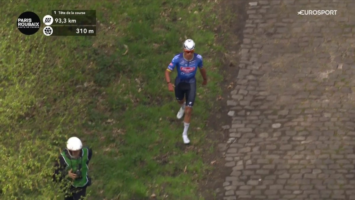 🔆🚴‍♂️💨🪨Ecos de Arenberg
El aura de Van der Poel, grande incluso ante la adversidad

De Indurain se decía que sus adversarios se lo miraban sintiendo entre miedo y admiración. Él pedaleaba y se apartaban. Su figura iluminaba todo el pelotón. Incluso caminando mantenía su 
⬇️