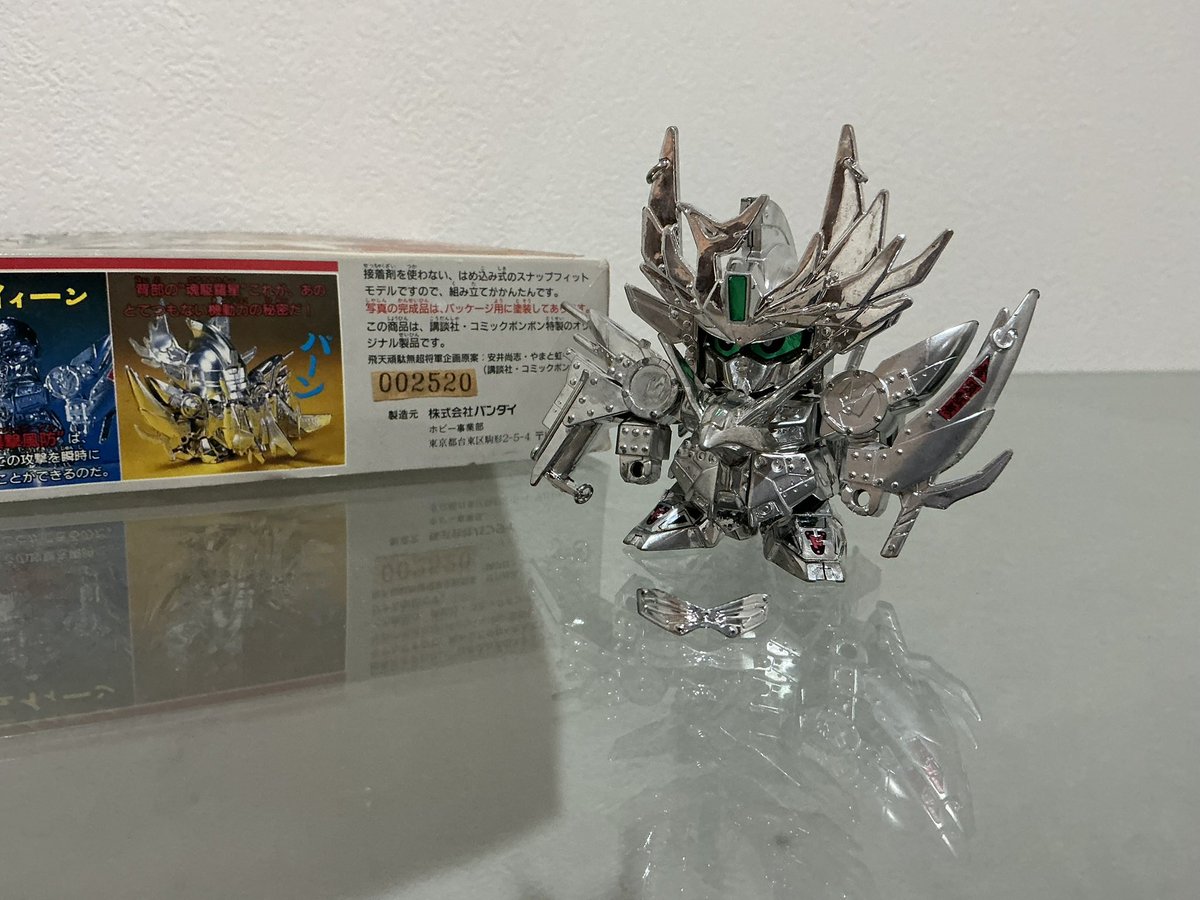実家に長い間鎮座していたボンボン読者への個数限定販売だっあ飛天頑駄無の白鋼仕様
流石にメッキが禿げてる部位もあったのでマーカーでリペアしたけどかなり保存状態良い方かも…パケもオリジナルなの凝ってるよなぁ 