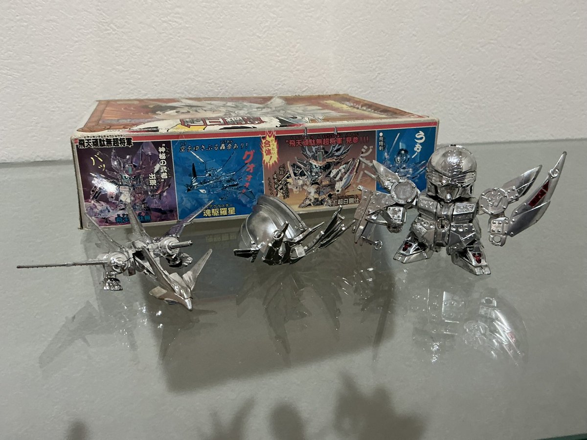 実家に長い間鎮座していたボンボン読者への個数限定販売だっあ飛天頑駄無の白鋼仕様
流石にメッキが禿げてる部位もあったのでマーカーでリペアしたけどかなり保存状態良い方かも…パケもオリジナルなの凝ってるよなぁ 