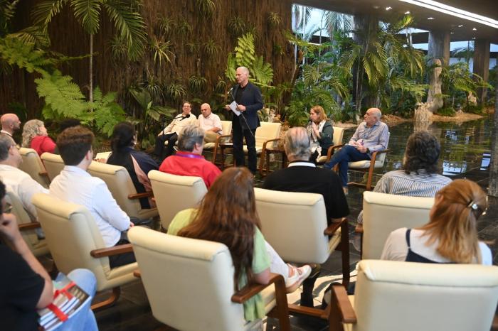 🇨🇺El Presidente de la República, Miguel Díaz-Canel Bermúdez invitó este viernes a los participantes de la quinta edición del Coloquio Internacional Patria a defender a Cuba desde la comunicación, durante un encuentro en el Palacio de la Revolución.

🔗acortar.link/B2mUUl