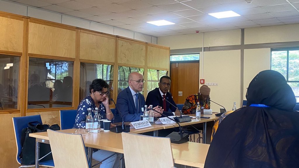 SomaliainKenya's tweet image. #Somalia doesn’t produce plastic but we live with its consequences. With the longest coastline in Africa, our shores have become landing ground for global waste. Good exchange with H.E. Julio Cordano, Chair of INC on #Plastic Pollution on path toward binding treaty on P/pollution