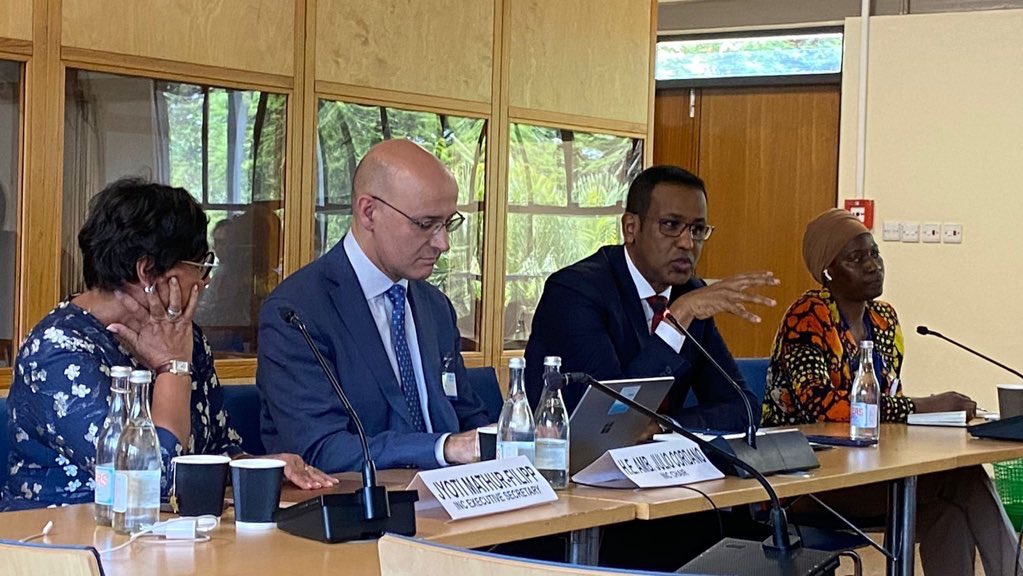 SomaliainKenya's tweet image. #Somalia doesn’t produce plastic but we live with its consequences. With the longest coastline in Africa, our shores have become landing ground for global waste. Good exchange with H.E. Julio Cordano, Chair of INC on #Plastic Pollution on path toward binding treaty on P/pollution