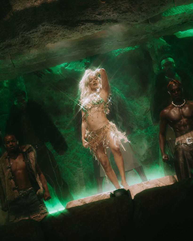 rosehathqway's tweet photo. iconic karolchella 💚🤎 https://t.co/Pm0HtlTX3u